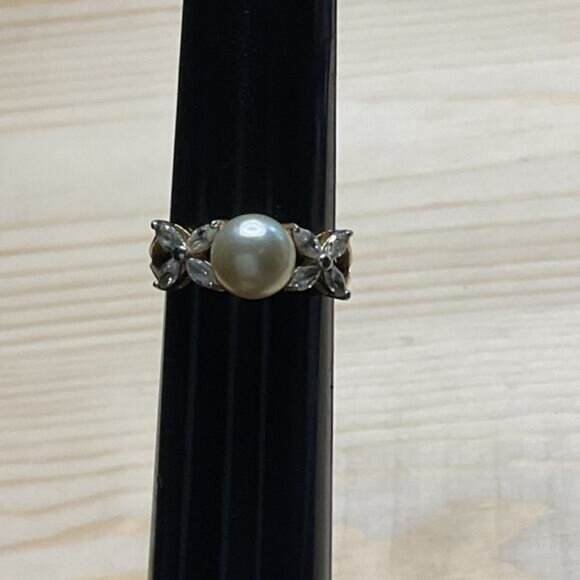 Gold Tone Pearl & Flower Rhinestone Accent Ring Elegant Design - Picture 6 of 6
